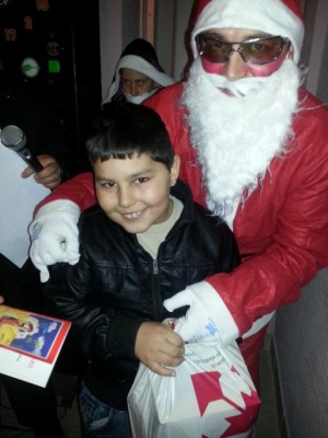 FOTO: Dedek Mraz obdaril otroke iz romskega naselij Vanča vas in Borejci